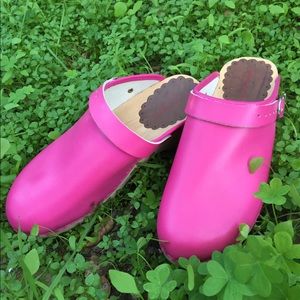 New Hanna Andersson hot pink clogs